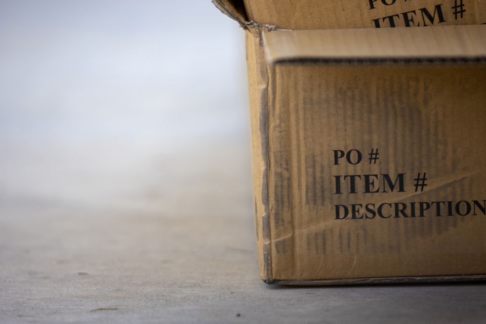 Caixa de papelão com etiqueta de item, pronta para envio