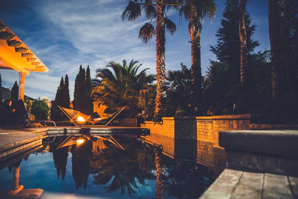 Casa com piscina e palmeiras ao anoitecer, na Flórida