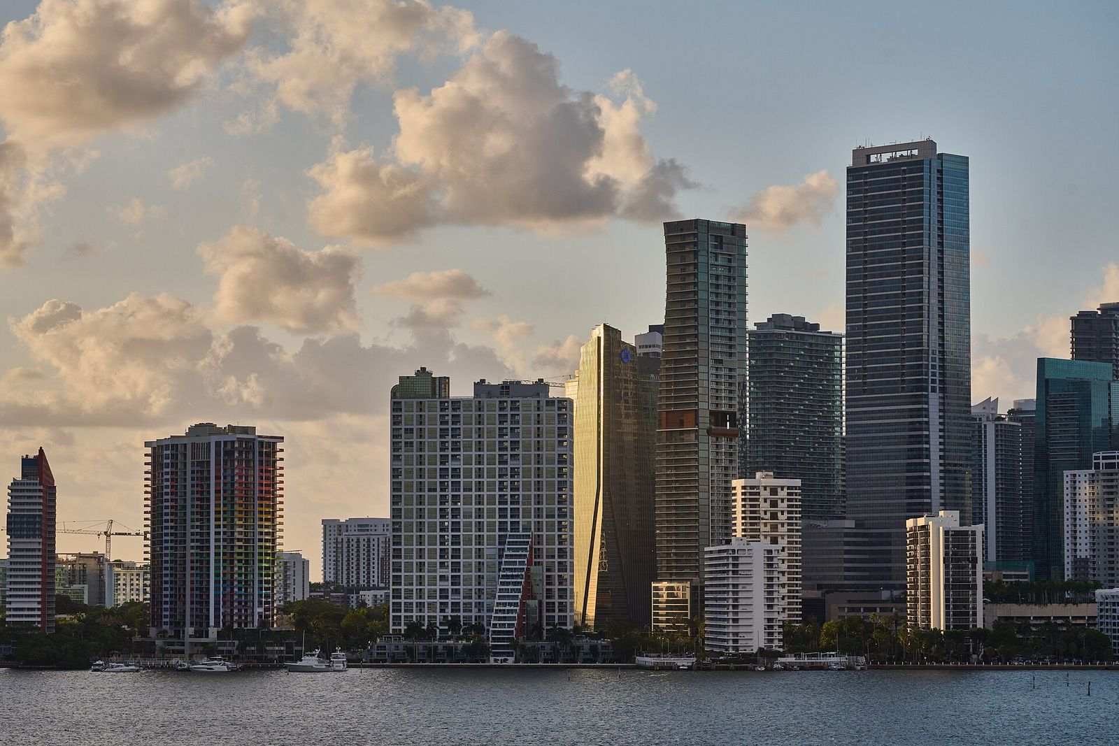 Torres de Miami, na Flórida, à beira da baía
