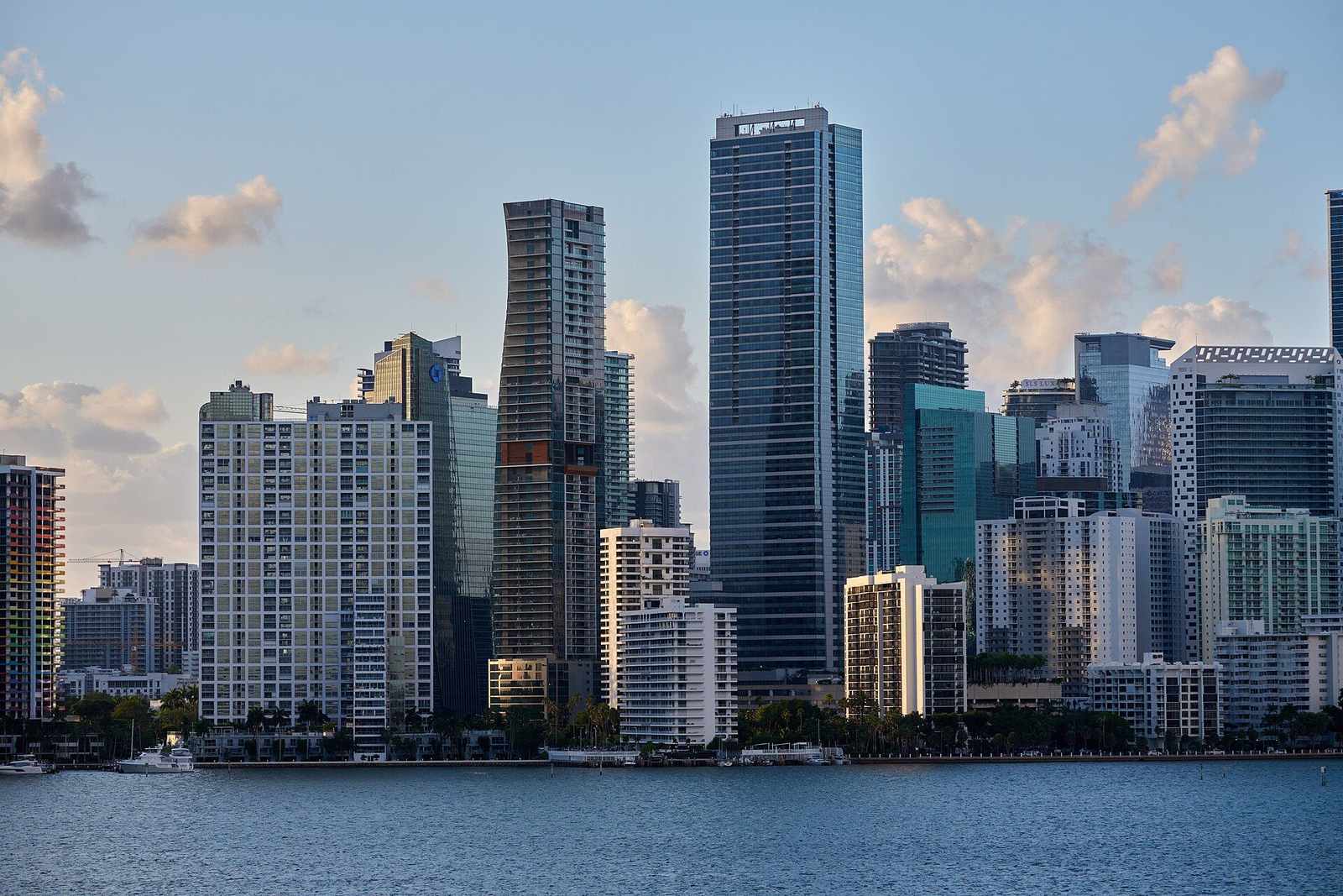 Prédios comerciais de Miami, na Flórida, vistos da baía