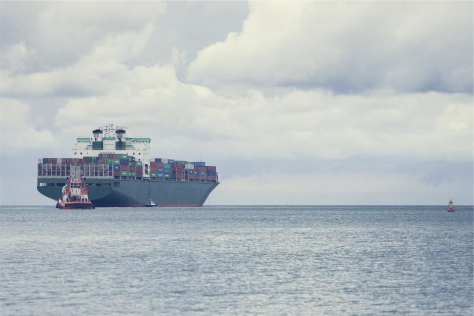 Navio porta-contêineres navegando em mar aberto
