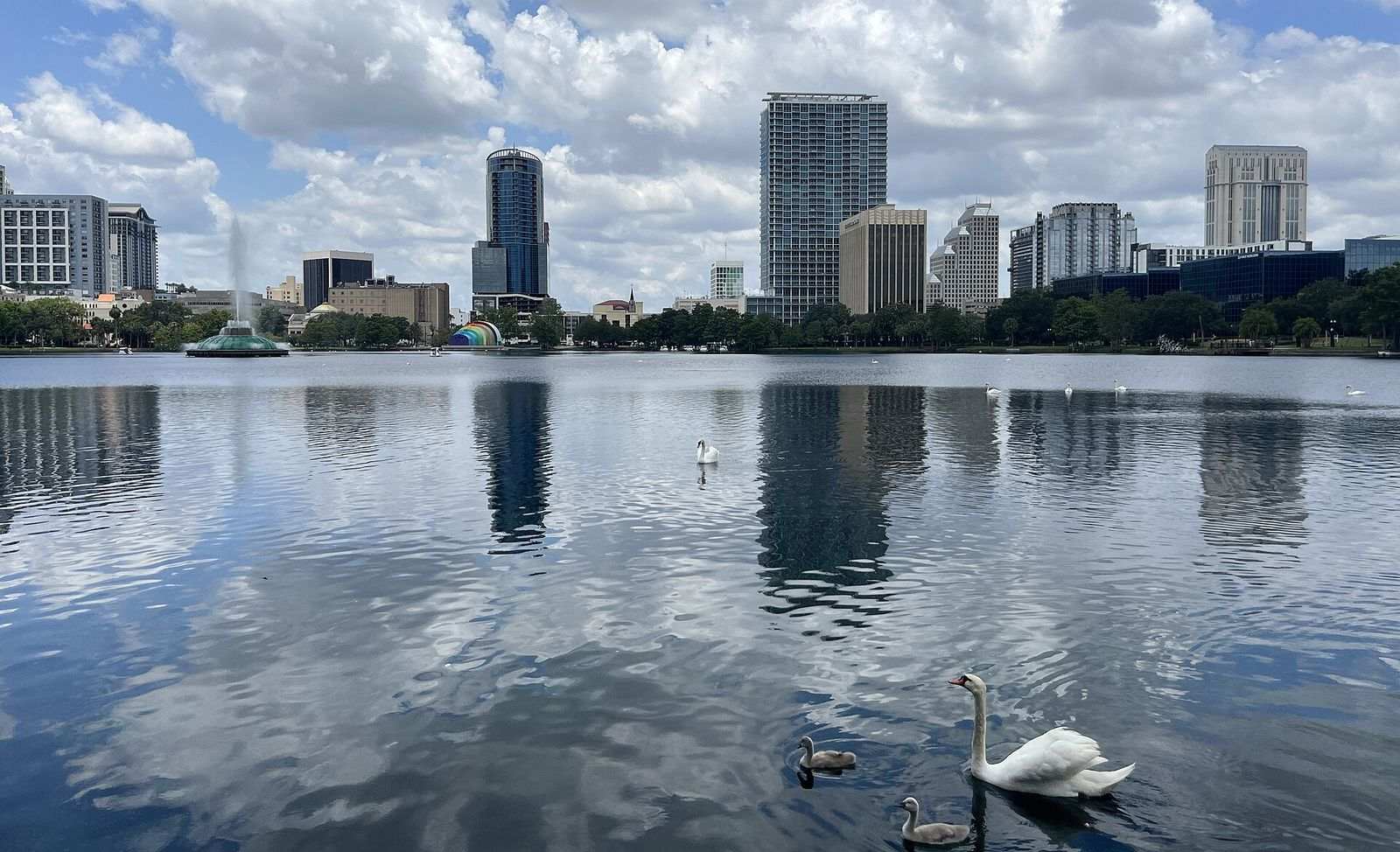 Prédios do centro de Orlando refletidos no Lake Eola, na Flórida