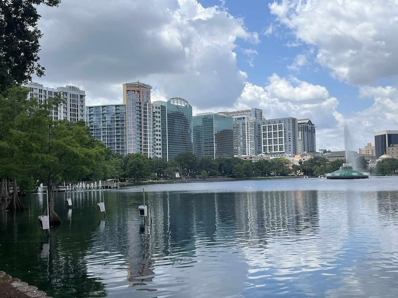 Torres de Orlando às margens do Lake Eola, na Flórida