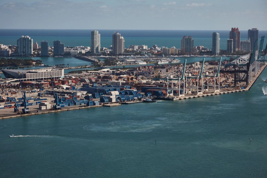 Vista aérea do porto de Miami, com contêineres e a baía de Biscayne